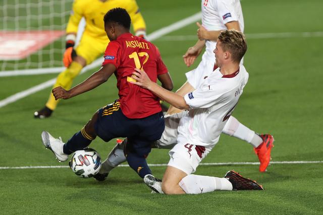 钟鼓和鸣逐绿茵 百面崇阳铜鼓奏响“楚超”咸宁主场